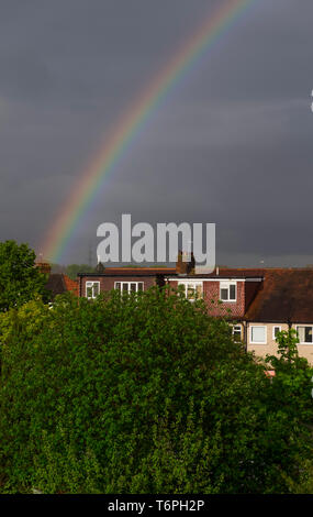 London, Großbritannien. 2. Mai 2019. Double Rainbow Formulare über Suburban Häuser gegen den grauen Himmel nach starkem Regen am Nachmittag Duschen in South West London. Credit: Malcolm Park/Alamy Leben Nachrichten. Stockfoto