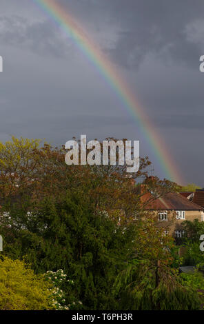 London, Großbritannien. 2. Mai 2019. Double Rainbow Formulare über Suburban Häuser gegen den grauen Himmel nach starkem Regen am Nachmittag Duschen in South West London. Credit: Malcolm Park/Alamy Leben Nachrichten. Stockfoto