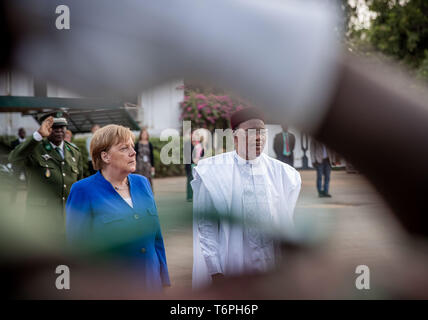 Niamey, Niger. 02 Mai, 2019. Bundeskanzlerin Angela Merkel (CDU) ist mit militärischen Ehren im Präsidentenpalast begrüßt der nigerianische Präsident Mahamadou Issoufou. Niger ist die letzte Station auf der Kanzler die dreitägige Reise nach Westafrika. Quelle: Michael Kappeler/dpa/Alamy leben Nachrichten Stockfoto