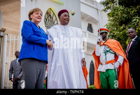 Niamey, Niger. 02 Mai, 2019. Bundeskanzlerin Angela Merkel (CDU) ist mit militärischen Ehren im Präsidentenpalast begrüßt der nigerianische Präsident Mahamadou Issoufou. Niger ist die letzte Station auf der Kanzler die dreitägige Reise nach Westafrika. Quelle: Michael Kappeler/dpa/Alamy leben Nachrichten Stockfoto