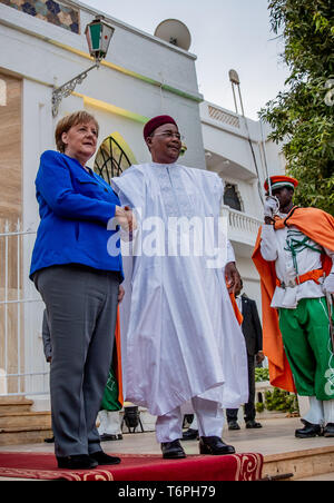 Niamey, Niger. 02 Mai, 2019. Bundeskanzlerin Angela Merkel (CDU) ist mit militärischen Ehren im Präsidentenpalast begrüßt der nigerianische Präsident Mahamadou Issoufou. Niger ist die letzte Station auf der Kanzler die dreitägige Reise nach Westafrika. Quelle: Michael Kappeler/dpa/Alamy leben Nachrichten Stockfoto