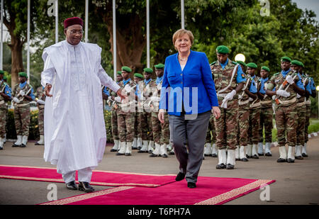 Niamey, Niger. 02 Mai, 2019. Bundeskanzlerin Angela Merkel (CDU) ist mit militärischen Ehren im Präsidentenpalast begrüßt der nigerianische Präsident Mahamadou Issoufou. Niger ist die letzte Station auf der Kanzler die dreitägige Reise nach Westafrika. Quelle: Michael Kappeler/dpa/Alamy leben Nachrichten Stockfoto