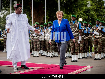 Niamey, Niger. 02 Mai, 2019. Bundeskanzlerin Angela Merkel (CDU) ist mit militärischen Ehren im Präsidentenpalast begrüßt der nigerianische Präsident Mahamadou Issoufou. Niger ist die letzte Station auf der Kanzler die dreitägige Reise nach Westafrika. Quelle: Michael Kappeler/dpa/Alamy leben Nachrichten Stockfoto