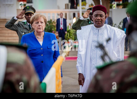 Niamey, Niger. 02 Mai, 2019. Bundeskanzlerin Angela Merkel (CDU) ist mit militärischen Ehren im Präsidentenpalast begrüßt der nigerianische Präsident Mahamadou Issoufou. Niger ist die letzte Station auf der Kanzler die dreitägige Reise nach Westafrika. Quelle: Michael Kappeler/dpa/Alamy leben Nachrichten Stockfoto