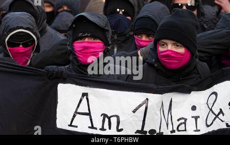 Berlin, Deutschland. 01 Mai, 2019. Maskierte Teilnehmer des "revolutionären Mai Demonstration "Spaziergang durch Friedrichshain. Foto: Ralf Hirschberger/dpa/Alamy leben Nachrichten Stockfoto