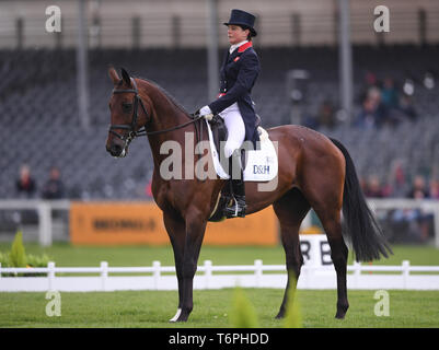 Badminton Immobilien, Badminton, Großbritannien. Zum 2. Mai, 2019. Mitsubishi Motors Badminton Horse Trials, Tag 2; Piggy Französisch (GBR) Reiten WANEN KAMIRA während der Dressur Test an Tag 2 des 2019 Badminton Horse Trials Credit: Aktion plus Sport/Alamy leben Nachrichten Stockfoto