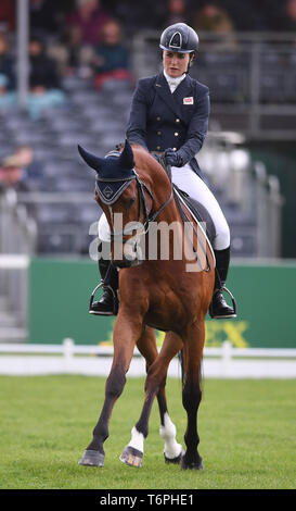 Badminton Immobilien, Badminton, Großbritannien. Zum 2. Mai, 2019. Mitsubishi Motors Badminton Horse Trials, Tag 2; Millie Dumas (GBR) Reiten ARTISTIEK während der Dressur Test an Tag 2 des 2019 Badminton Horse Trials Credit: Aktion plus Sport/Alamy leben Nachrichten Stockfoto