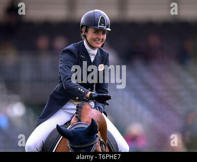 Badminton Immobilien, Badminton, Großbritannien. Zum 2. Mai, 2019. Mitsubishi Motors Badminton Horse Trials, Tag 2; Millie Dumas (GBR) Reiten ARTISTIEK vervollständigt die Dressur Test an Tag 2 des 2019 Badminton Horse Trials Credit: Aktion plus Sport/Alamy leben Nachrichten Stockfoto