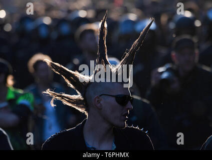 Berlin, Deutschland. 01 Mai, 2019. Die Teilnehmer der "revolutionären Mai Demonstration "Spaziergang durch Friedrichshain. Foto: Ralf Hirschberger/dpa/Alamy leben Nachrichten Stockfoto