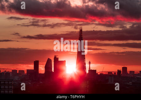 London, Großbritannien. Zum 2. Mai, 2019. UK Wetter: Dramatische Abend Sonnenuntergang hinter dem Shard Hochhaus Gebäude. Credit: Guy Corbishley/Alamy leben Nachrichten Stockfoto