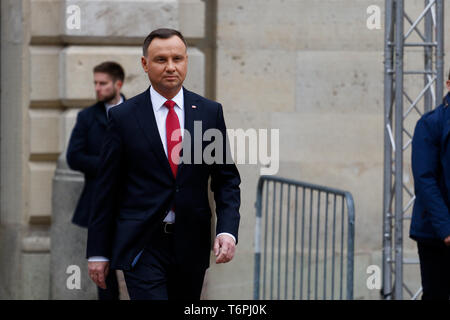 Warschau, Woiwodschaft Mazowieckie, Polen. Zum 2. Mai, 2019. Präsident Andrzej Duda bei seiner Ankunft auf dem Schloss Platz der zur Teilnahme an der Zeremonie. Feierliche Aufzug der polnische Staat Fahne am Uhrturm des königlichen Schlosses und ein paar Präsidenten Mitglieder nahmen an der Zeremonie gesehen. Credit: Lidia Mukhamadeeva/SOPA Images/ZUMA Draht/Alamy leben Nachrichten Stockfoto