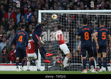 Emirates Stadium, London, UK. Zum 2. Mai, 2019. UEFA Europa League Fußball, Halbfinale 1 Bein; Arsenal gegen Valencia; Mouctar Diakhaby von Valencia Kerben für 0-1 in der 11. Minute Credit: Aktion plus Sport/Alamy leben Nachrichten Stockfoto