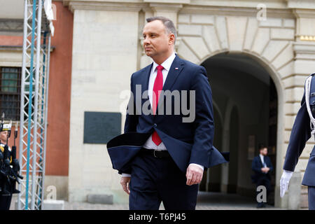 Warschau, Woiwodschaft Mazowieckie, Polen. Zum 2. Mai, 2019. Präsident Andrzej Duda bei seiner Ankunft auf dem Schloss Platz der zur Teilnahme an der Zeremonie. Feierliche Aufzug der polnische Staat Fahne am Uhrturm des königlichen Schlosses und ein paar Präsidenten Mitglieder nahmen an der Zeremonie gesehen. Credit: Lidia Mukhamadeeva/SOPA Images/ZUMA Draht/Alamy leben Nachrichten Stockfoto