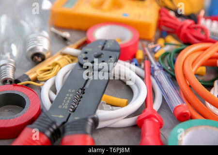 Verschiedene elektrische Werkzeuge auf Tisch Stockfoto