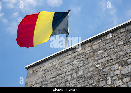 Belgische Flagge oben in der Zitadelle von Dinant Stockfoto