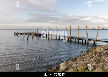 Holzsteg am holländischen See in den frühen Morgenstunden Stockfoto