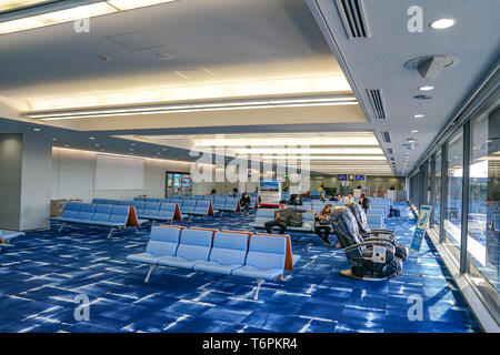 Kansai Region, Osaka, Japan - 4 Mar 2018: Passagiere sitzen und das Flugzeug in Kansai International Airport am 4 Feb 2018 warten am Nachmittag., Osaka, Ja Stockfoto