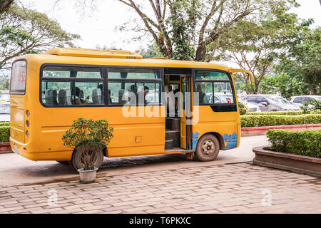 Tonne Pheung Bezirk, Laos - 13. Januar 2018, Gelb Laos Bus warten auf Passagiere am Goldenen Dreieck Special Economic Zone. Stockfoto