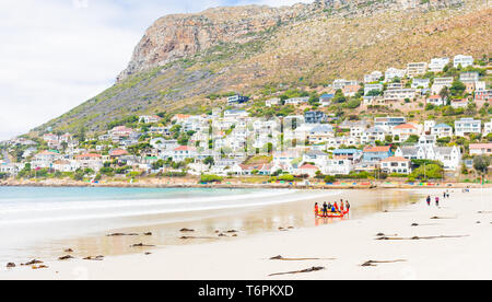 Kapstadt, Südafrika - 13. März 2019: Rettungsschwimmer Ausbildung in Fish Hoek Beach Stockfoto