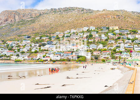 Kapstadt, Südafrika - 13. März 2019: Rettungsschwimmer Ausbildung in Fish Hoek Beach Stockfoto