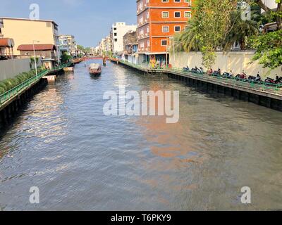Bangkok, Thailand - 20 Feb, 2018: Thailand canal Schnellboot Transport Typ, wurden vertrieben und nahm die Passagiere zu jeder peir. Stockfoto