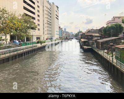 Bangkok, Thailand - 20 Feb, 2018: Thailand canal Schnellboot Transport Typ, wurden vertrieben und nahm die Passagiere zu jeder peir. Stockfoto