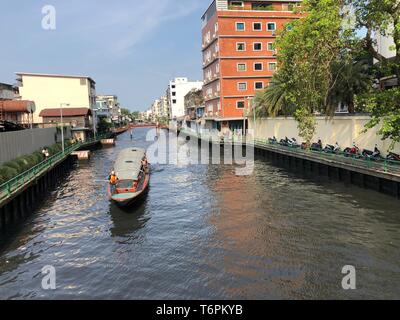 Bangkok, Thailand - 20 Feb, 2018: Thailand canal Schnellboot Transport Typ, wurden vertrieben und nahm die Passagiere zu jeder peir. Stockfoto