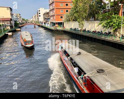 Bangkok, Thailand - 20 Feb, 2018: Thailand canal Schnellboot Transport Typ, wurden vertrieben und nahm die Passagiere zu jeder peir. Stockfoto