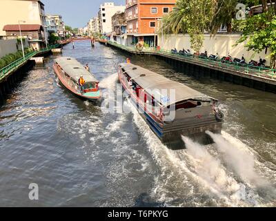 Bangkok, Thailand - 20 Feb, 2018: Thailand canal Schnellboot Transport Typ, wurden vertrieben und nahm die Passagiere zu jeder peir. Stockfoto