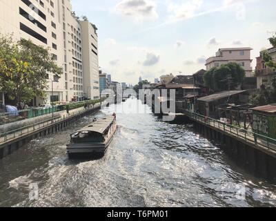 Bangkok, Thailand - 20 Feb, 2018: Thailand canal Schnellboot Transport Typ, wurden vertrieben und nahm die Passagiere zu jeder peir. Stockfoto