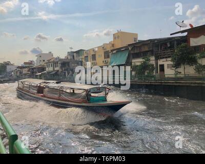 Bangkok, Thailand - 20 Feb, 2018: Thailand canal Schnellboot Transport Typ, wurden vertrieben und nahm die Passagiere zu jeder peir. Stockfoto