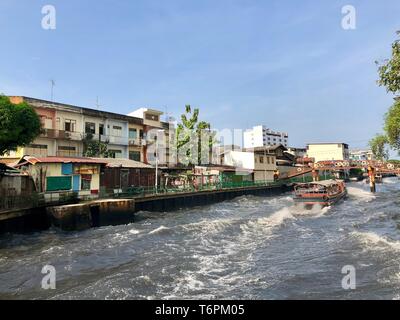 Bangkok, Thailand - 20 Feb, 2018: Thailand canal Schnellboot Transport Typ, wurden vertrieben und nahm die Passagiere zu jeder peir. Stockfoto