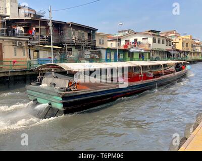 Bangkok, Thailand - 20 Feb, 2018: Thailand canal Schnellboot Transport Typ, wurden vertrieben und nahm die Passagiere zu jeder peir. Stockfoto