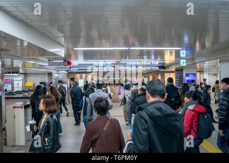 Namba, Osaka, Japan - 3 Mar 2018: Japanische Passagiere um in Bahn/U-Bahn am Bahnhof Numba ging., Namba Bahnhof, Oaska, Jap Stockfoto