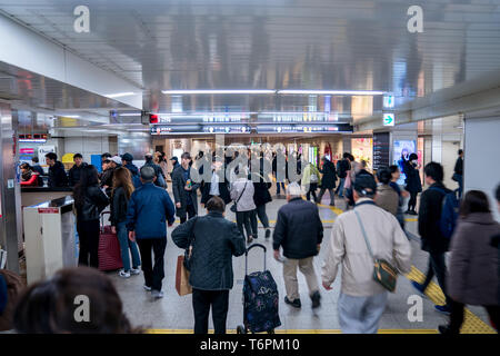 Namba, Osaka, Japan - 3 Mar 2018: Japanische Passagiere um in Bahn/U-Bahn am Bahnhof Numba ging., Namba Bahnhof, Oaska, Jap Stockfoto
