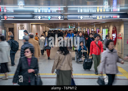Namba, Osaka, Japan - 3 Mar 2018: Japanische Passagiere um in Bahn/U-Bahn am Bahnhof Numba ging., Namba Bahnhof, Oaska, Jap Stockfoto