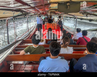 Bangkok, Thailand - 23 Apr, 2018: Thais in der Saen saep Kanal Boot, Transport zum Arbeiten in Ihrer normalen Tag. Stockfoto