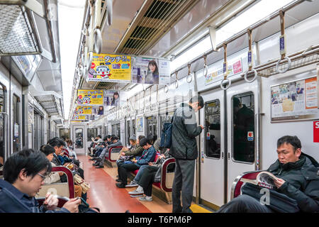 Osaka, Japan - 28. Feb. 2018: Die Passagiere werden in den Zug von Sakaihigashi Station Namba Station, Präfektur Osaka, Japan. Stockfoto
