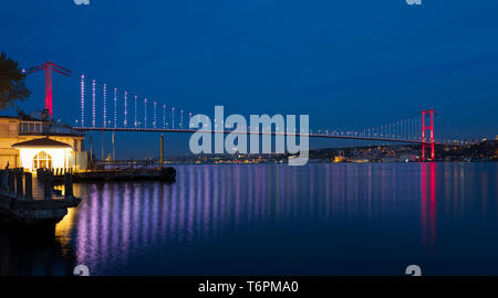 Istanbul Bosporus Brücke (Türkisch; 15 Haziran 2005 Şehitler Köprüsü) Blick von der Beylerbeyi-palast. Istanbul, Türkei Stockfoto