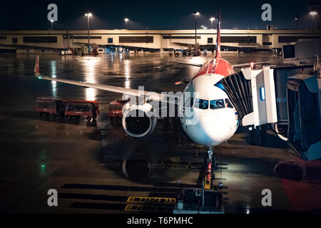 Bangkok, Thailand - 27 Apr 2018: Flugzeug dock Übertragung der Passagier in der Nacht im Don Mueang International Airport am 27 Apr, 2018, Bangkok, T Stockfoto