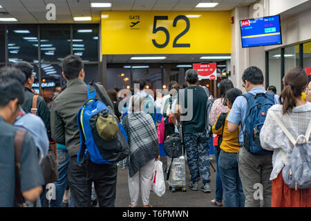 Bangkok, Thailand - 27 Apr, 2018: asiatische Touristen zog Zugehörigkeit in der donmuang Flughafen zu der Ebene mit Gateway., Bangkok, Thailand. Stockfoto