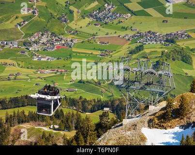 Eine Gondel des Stanserhorn Cabrio Luftseilbahn Position nach unten aus der Station auf dem Gipfel des Berges. Stockfoto