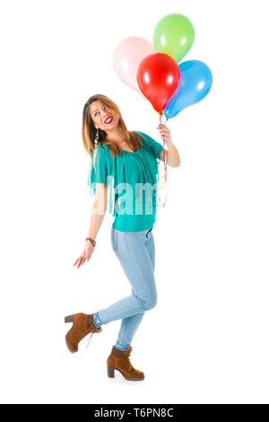 Schöne Frau mit bunten Luftballons, die isoliert auf weißem Hintergrund Stockfoto