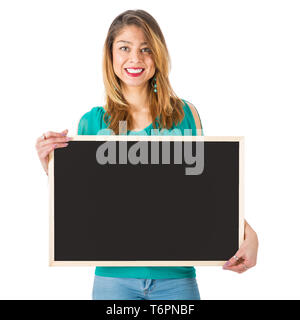 Schöne Frau mit leeren schwarzen Brett vor Ihrem Körper Stockfoto