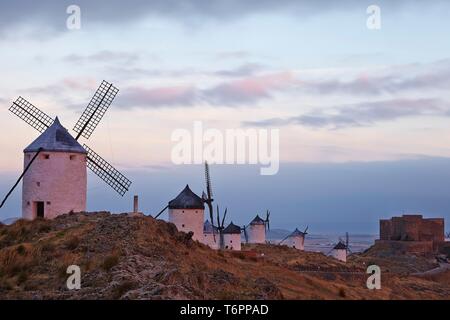 Windmühlen in Consuegra, Kastilien-La Mancha, Spanien Stockfoto