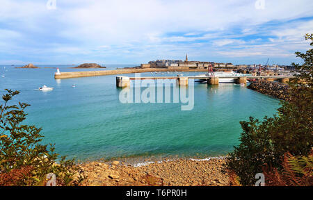 Die Bucht und die Einfahrt in den Hafen von Saint-Malo in der Bretagne, Frankreich. Stockfoto