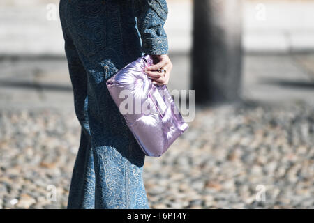 Mailand, Italien - 22. Februar 2019: Street Style - Fancy Handtasche im Detail während der Mailänder Modewoche - MFWFW 19. Stockfoto