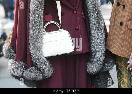 Mailand, Italien - 22. Februar 2019: Street Style - Fancy Handtasche im Detail während der Mailänder Modewoche - MFWFW 19. Stockfoto