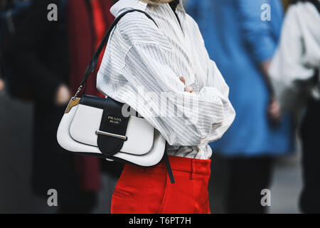 Mailand, Italien - 22. Februar 2019: Street Style - Fancy Handtasche im Detail während der Mailänder Modewoche - MFWFW 19. Stockfoto