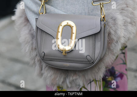 Mailand, Italien - 22. Februar 2019: Street Style - Fancy Handtasche im Detail während der Mailänder Modewoche - MFWFW 19. Stockfoto